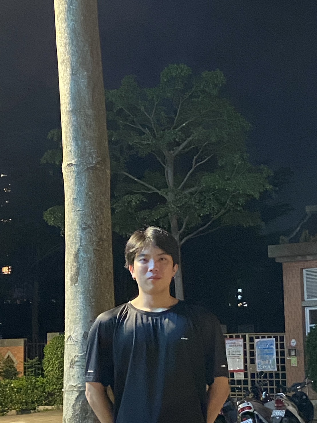李弘逸